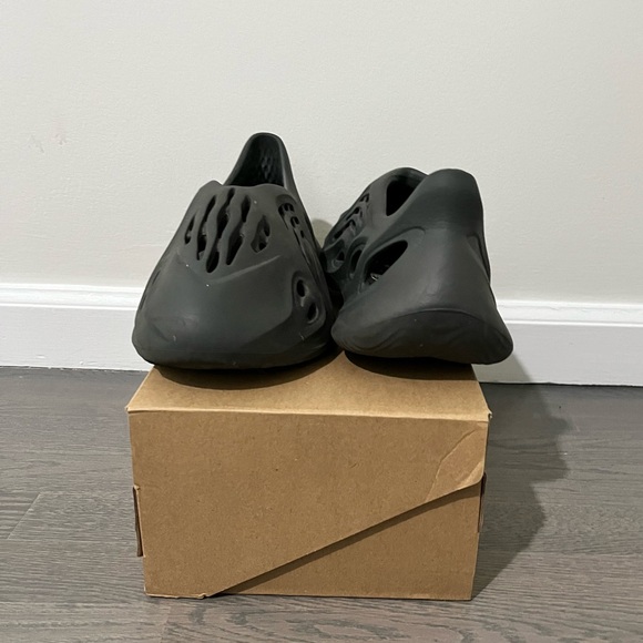 Yeezy Foam RNR Carbon - Picture 3 of 5